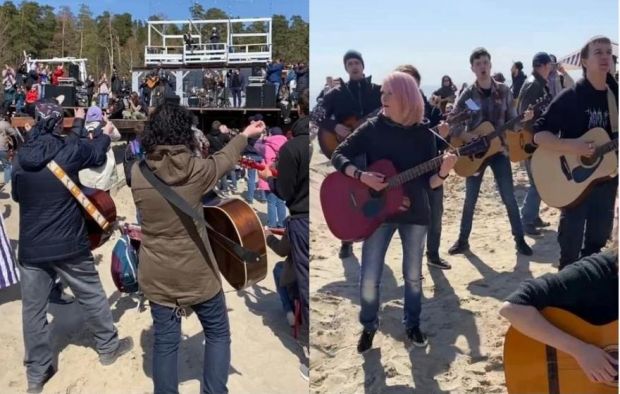 Сто гитаристов спели на пляже в Академгородке