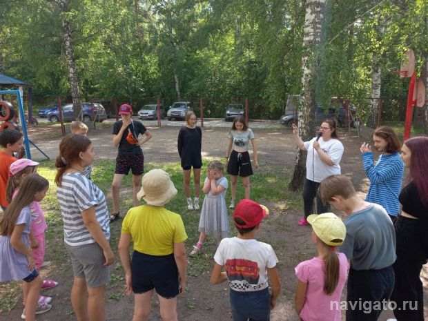 Дети Советского района идут играть во двор