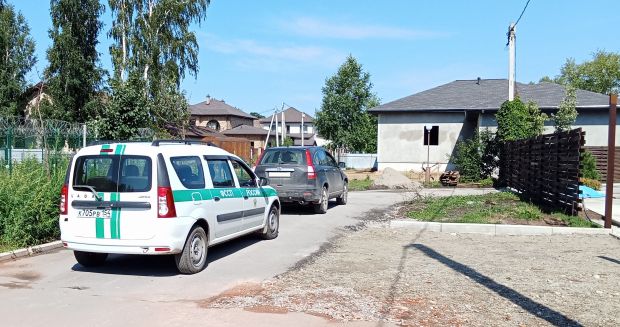 Судебные приставы заставили бердчанина убрать забор