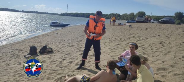 Кому помогают спасатели этим жарким летом