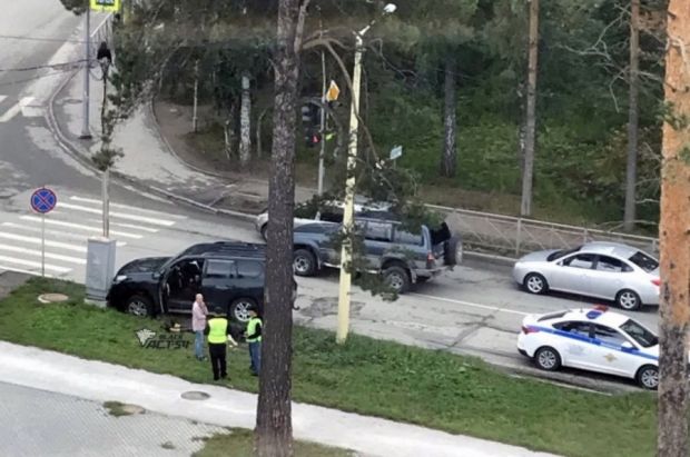 В Академгородке мужчина на автомобиле врезался в столб
