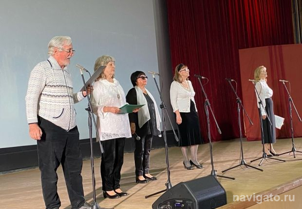 Танцуют, поют и читают стихи: активные пенсионеры вышли на сцену