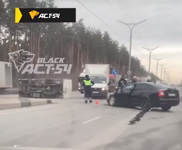 На Бердском шоссе опрокинулся грузовик