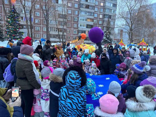 На улице Демакова открыли зимний городок