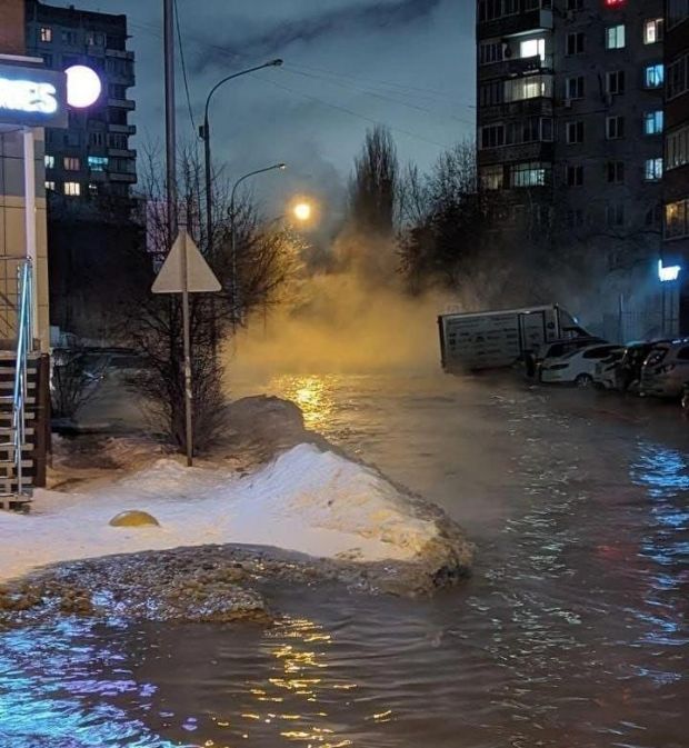 Серьезную аварию устраняют на теплотрассе в Ленинском районе