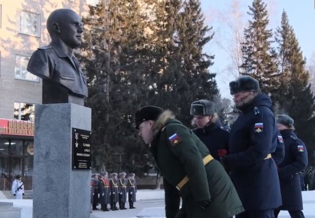 Бюст Героя России Алмаза Сафина открыли в НВВКУ
