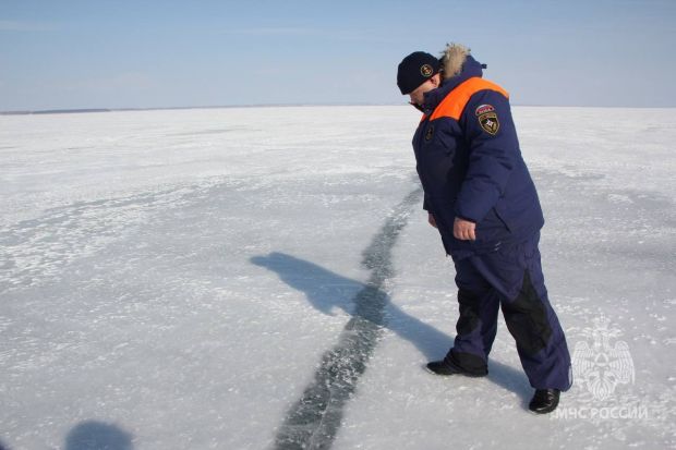 Огромную трещину нашли на льду Новосибирского водохранилища