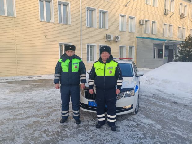 Сотрудники ГИБДД помогли водителю на трассе