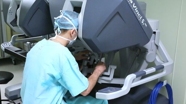 Новосибирцу спасли ногу благодаря роботизированной операции
