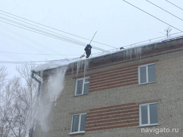 Снег упал на голову прохожему в Верхней зоне Академгородка