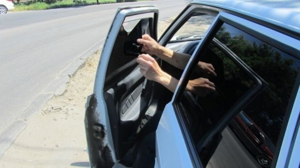Инспекторы ГИБДД проверяют тонировку на стеклах автомобилей
