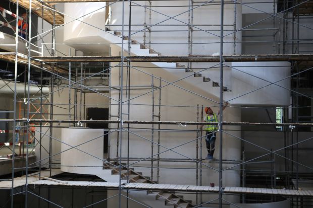 Чистовую отделку ведут в корпусе поточных аудиторий НГУ