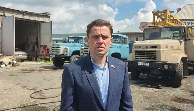 Александр Аксёненко помог отправить фронтовикам автокран и два грузовика