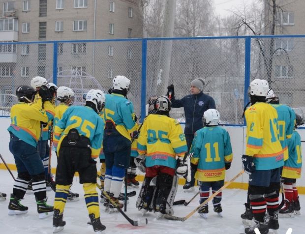 Депутат Госдумы сыграл с ребятами в хоккей в микрорайоне ОбьГЭС