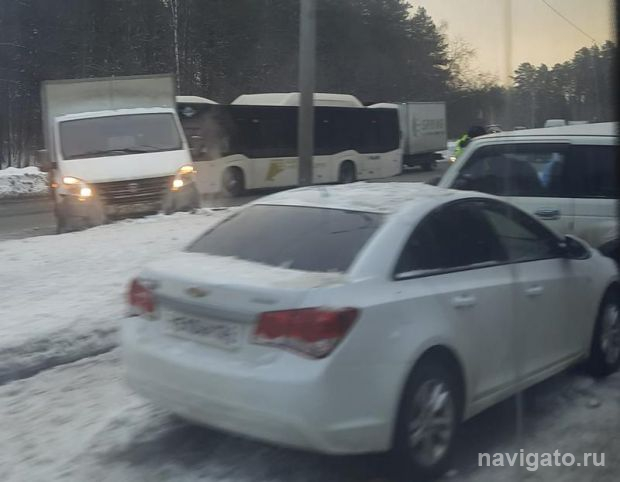 Три автомобиля столкнулись недалеко от въезда в Академгородок