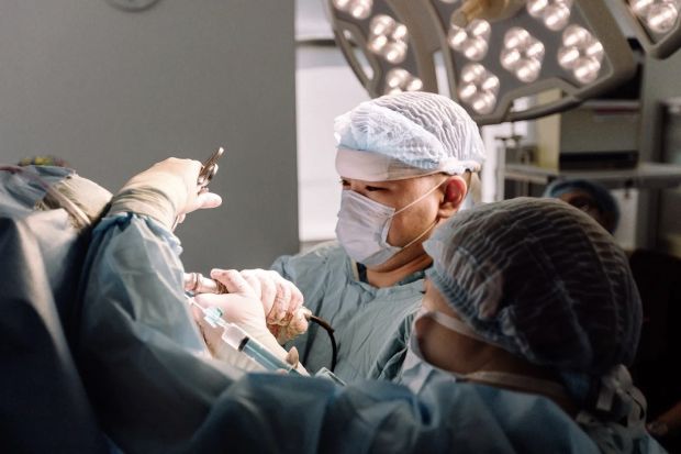 Врачи удалили у новосибирца опухоль с куриное яйцо