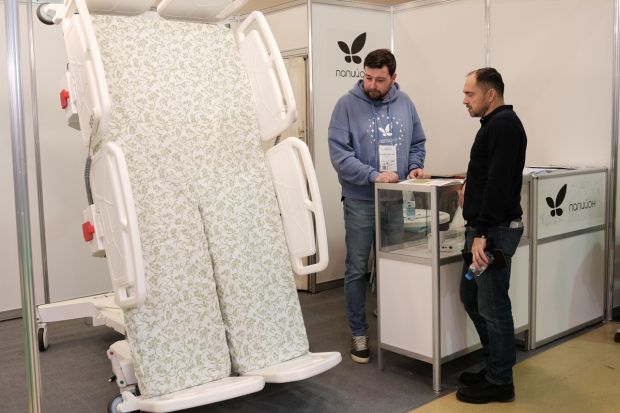 Резидент Академпарка обеспечит медучреждения спецкроватями