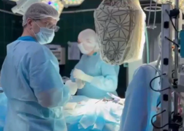 Врачи центра Мешалкина помогли прооперировать бойца СВО с осколком в сердце