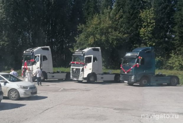 Молодожены приехали в ЗАГС Советского района на тягачах