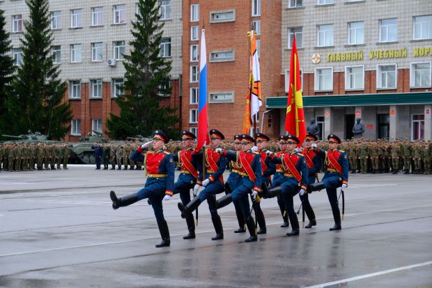 Губернатор НСО пожелал удачи курсантам НВВКУ в День знаний