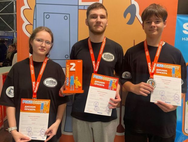 Ученики школы №112 привезли медали с соревнований по робототехнике