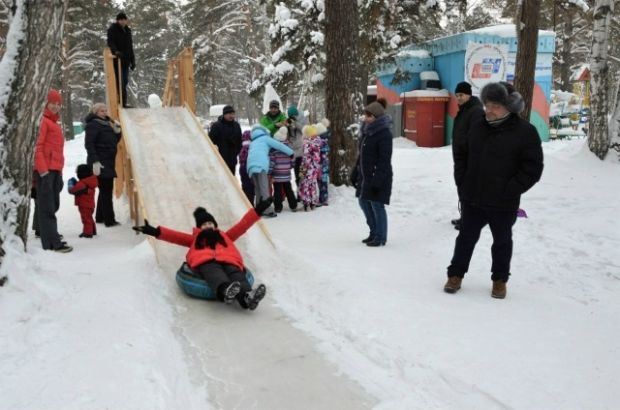 Большая горка и каток открыты в парке культуры и отдыха «У моря Обского»