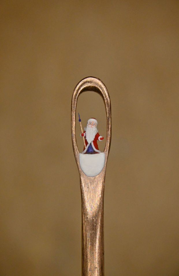 Миниатюрный Дед Мороз и лось поселились в игольном ушке