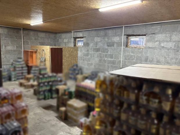 Более 10 тысяч литров контрафактной алкогольной продукции изъяли полицейские