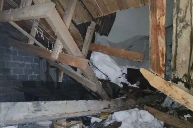 Под тяжестью снега в Бердске рухнула крыша дома