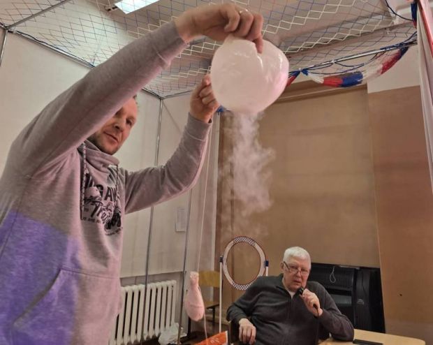 Опыты с газами и жидкостями школьникам показали в КЮТе
