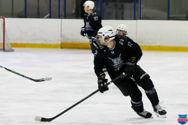 Две трудные победы одержали хоккеисты команды «Кристалл ОбьГЭС»