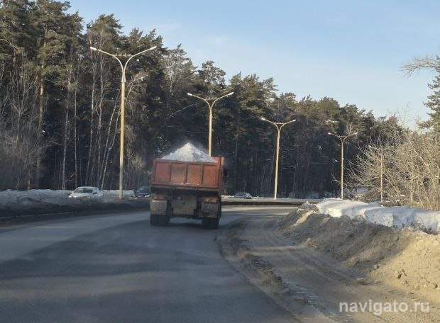 Более 4 тысяч самосвалов снега вывезли с улиц Новосибирска за три дня
