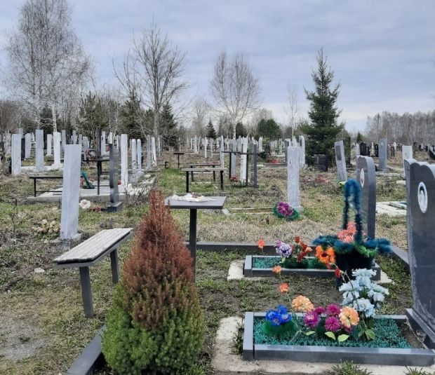 С Южного кладбища начали вывозить снег