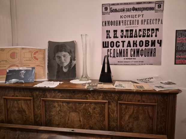 Выставка «Из блокады в Сибирь. Путь к жизни в Академгородке» проходит в НГУ