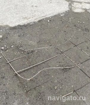 Опасная арматура вновь торчит на тротуаре в конце улицы Демакова