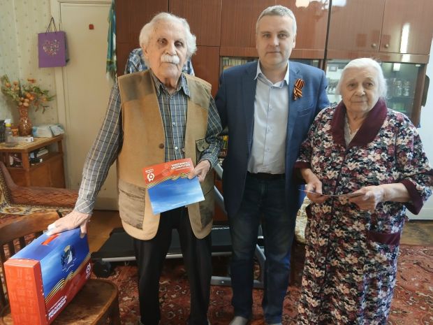 Супругов Ачкасовых поздравили с Днём Победы