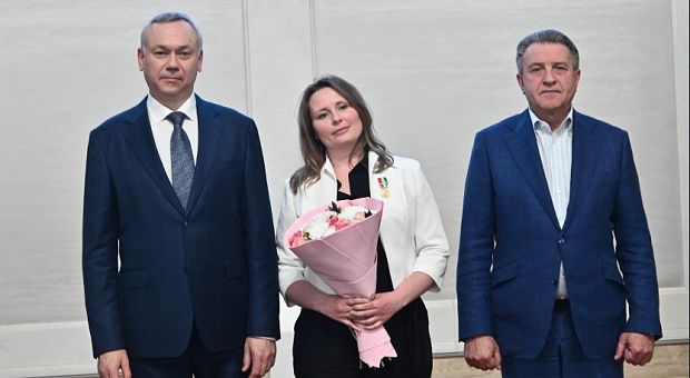 Почётный знак вручили двум мамам из Советского района