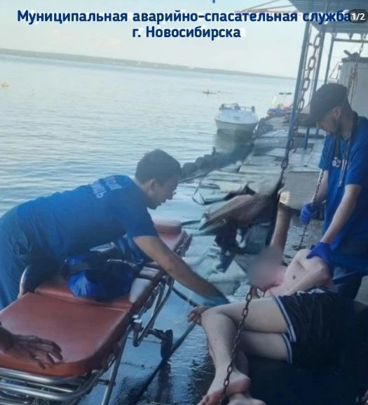 Спасатель на личном катере вытащил из воды тонущего мужчину