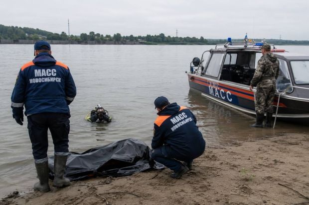 На Шлюзе спасатели достали из воды тело мужчины