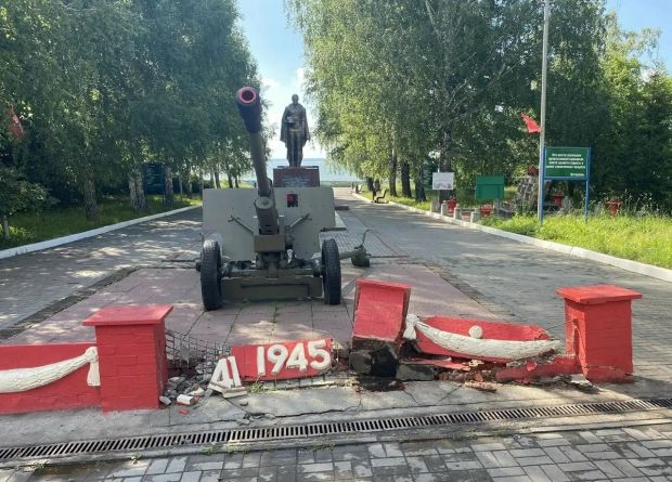 Неизвестные разрушили ограждение мемориала «Алеша-сибиряк»