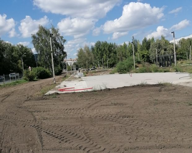 В сквере на Демакова смонтировали каркасы трибун и сцены