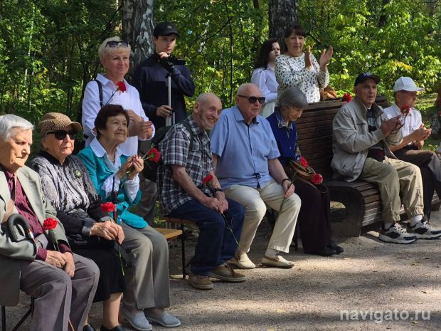 Блокадники собрались у памятника «Вальс Победы»